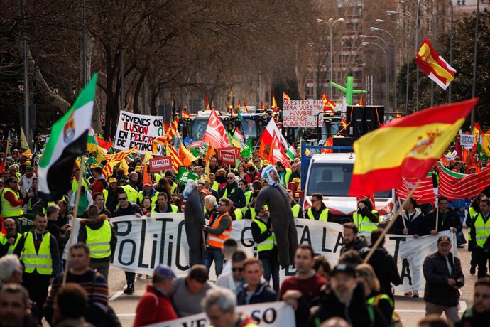 Archivo - Agricultores durante una manifestación en el Paseo del Prado  hacia la Oficina de la Comisión Europea en Madrid, 26 de febrero de 2024, en Madrid (España). Un centenar de tractores y miles de agricultores, convocados por las organizaciones agrar