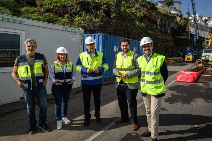Archivo - La presidenta del Cabildo de Tenerife, Rosa Dávila, en una visita a las obras del encauzamiento del barranco de Martiánez