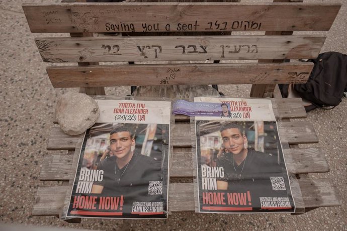 12 de maio de 2025, Tel Aviv, Tel Aviv, Israel: Fotos do refém americano Edan Alexander em um banco com desejos de que ele volte