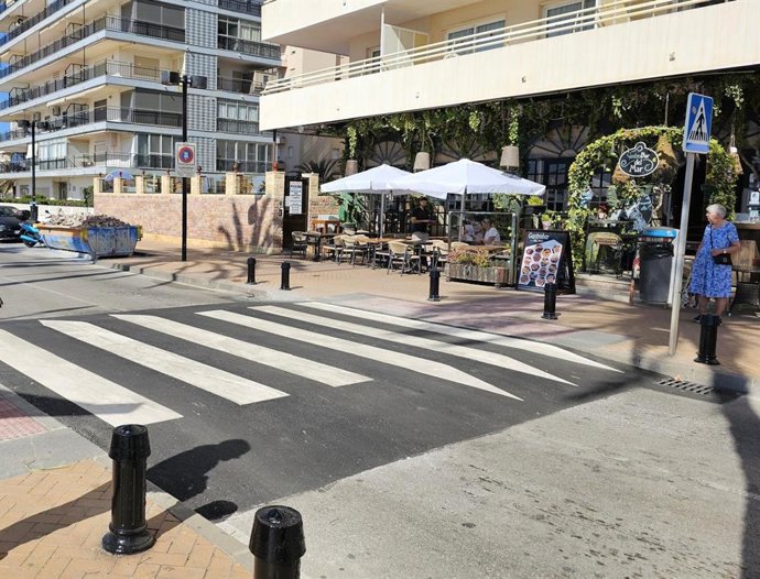 Fuengirola incorpora tres nuevos pasos elevados al paseo marítimo para reforzar la seguridad vial