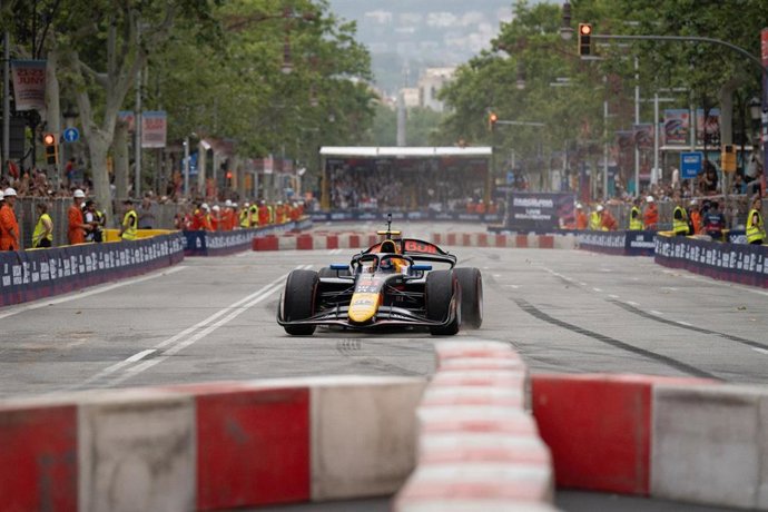 Archivo - Un monoplaza durante la celebración del Formula 1 Live Barcelona Road Show, en el Paseo de Gràcia, en una imagen de archivo.