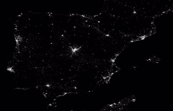 Ciencia.-El final del apagón en España y Portugal, visto desde el espacio