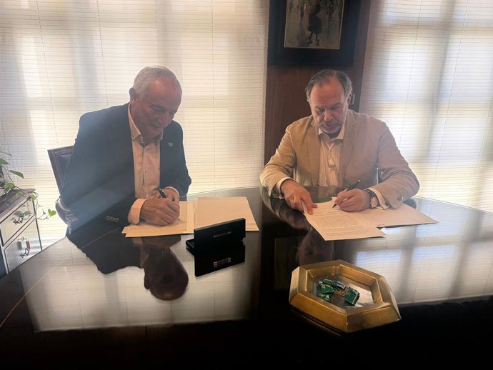 El presidente de la Fundación Caja Rural del Sur, José Luis García-Palacios, y el presidente del Real Club Recreativo de Tenis, Rafael Romero.