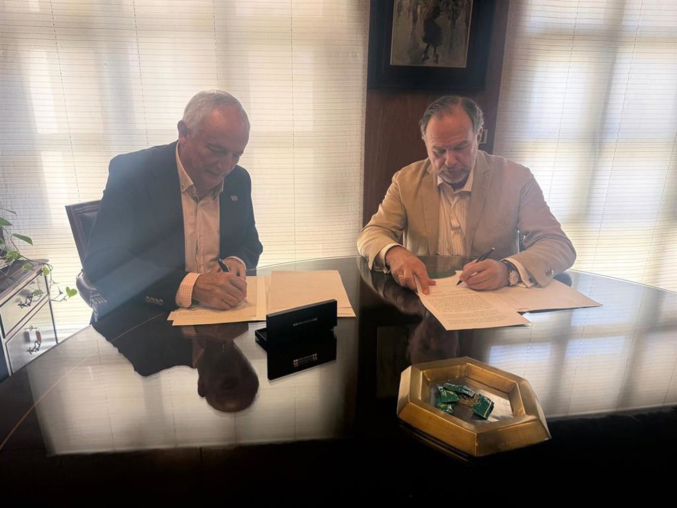 El presidente de la Fundación Caja Rural del Sur, José Luis García-Palacios, y el presidente del Real Club Recreativo de Tenis, Rafael Romero.