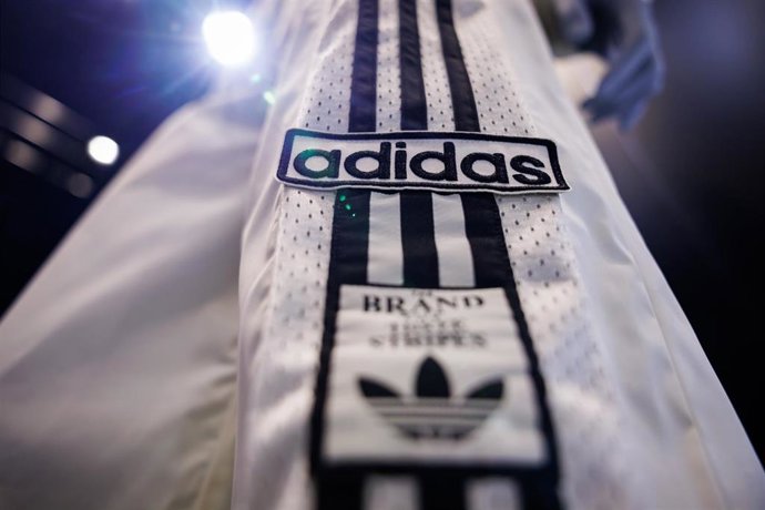 Archivo - 13 March 2024, Bavaria, Herzogenaurach: The logo and lettering of sporting goods manufacturer adidas AG can be seen on a piece of clothing on display on the sidelines of the company's annual press conference. Photo: Daniel Karmann/dpa