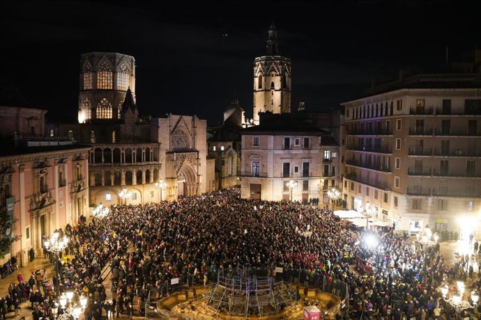 Archivo - Cientos de personas durante una nueva manifestación para reclamar la dimisión del presidente de la Generalitat, Carlos Mazón