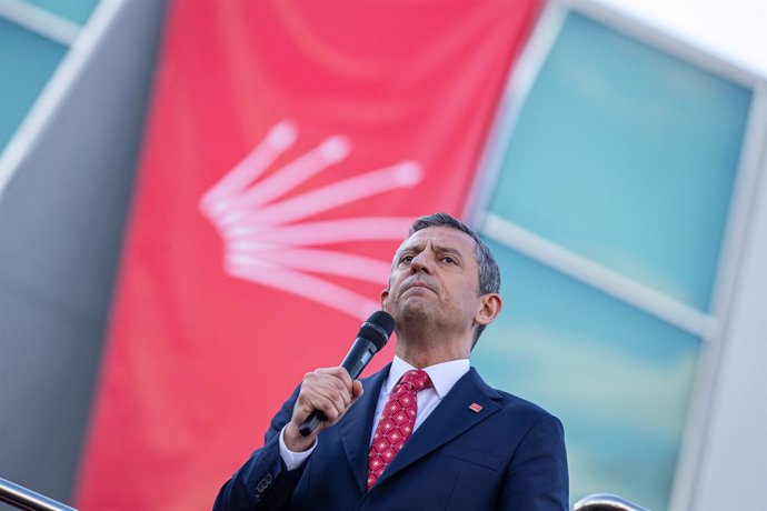 Archivo - 06 April 2025, Turkey, Ankara: Re-elected Chairman of Turkey's Republican People's Party (CHP) Oezguer Oezel speaks during the party's 21st Extraordinary Congress at the Nazim Hikmet Cultural Center. Photo: Tunahan Turhan/SOPA Images via ZUMA Pr