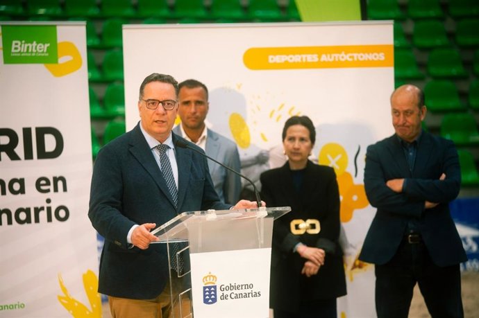 El consejero de Educación, Formación Profesional, Actividad Física y Deportes, Poli Suárez, durante la presentación de la luchada