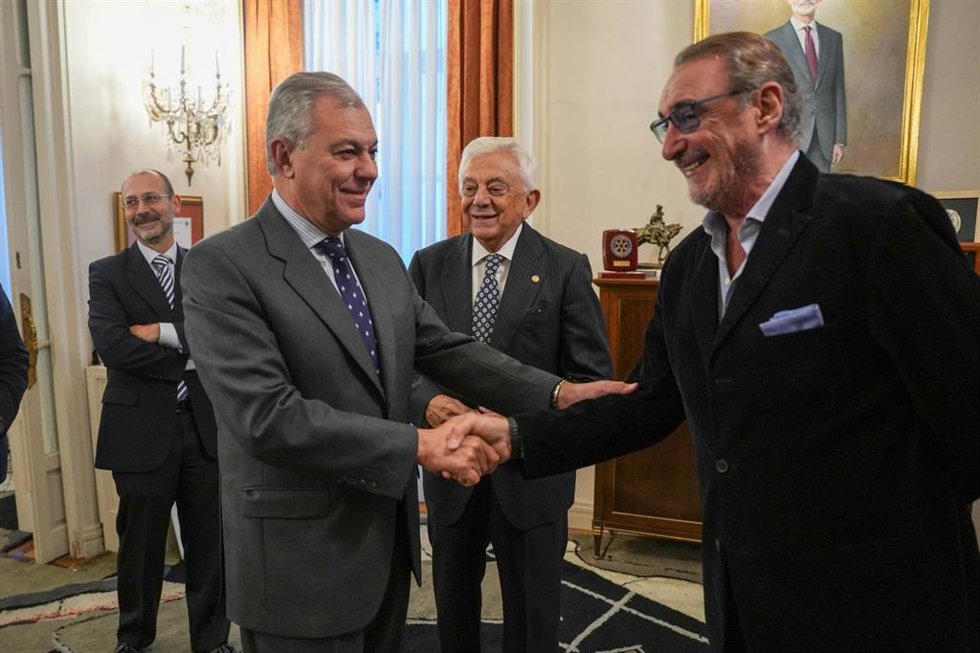 Archivo - El alcalde de Sevilla, José Luis Sanz, junto al director y presentador de 'Herrera en Cope', Carlos Herrera.