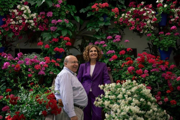 La secretaria general del PSOE-A, María Jesús Montero, en la visita a un patio de Córdoba.