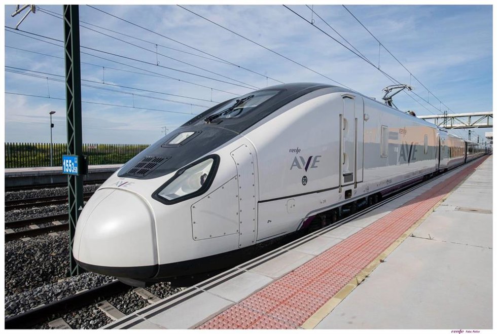 Uno de los trenes AVE en una estación española