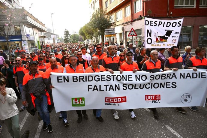 Manifestación contra el ERE en la planta de Bridgestone en Puente San Miguel