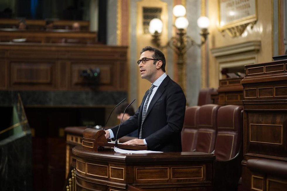 El ministro de Economía, Carlos Cuerpo, interviene durante una sesión plenaria, en el Congreso de los Diputados, a 8 de mayo de 2025, en Madrid (España). El Congreso debate y vota hoy la convalidación o derogación del Real Decreto ley 4/2025, de medidas