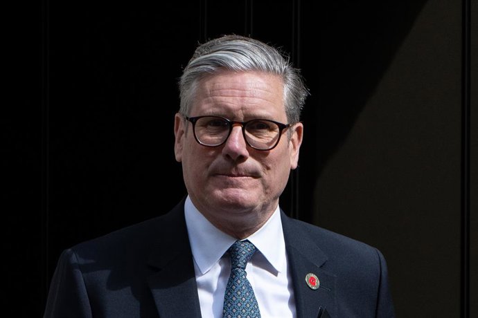 8 de maio de 2025, Londres, Reino Unido: O primeiro-ministro do Reino Unido, Keir Starmer, deixa o 10 Downing Street.