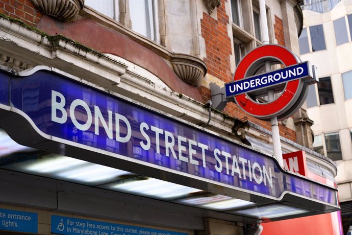 Archivo - January 29, 2025, United Kingdom: In this photo illustration, the Bond Street Tube sign is seen.