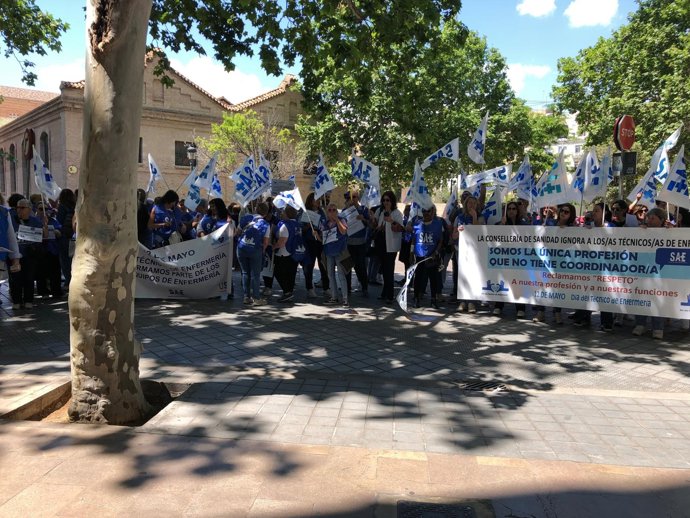 Técnicos en Enfermería se concentran frente a la Conselleria de Sanidad para exigir "respeto" a sus funciones