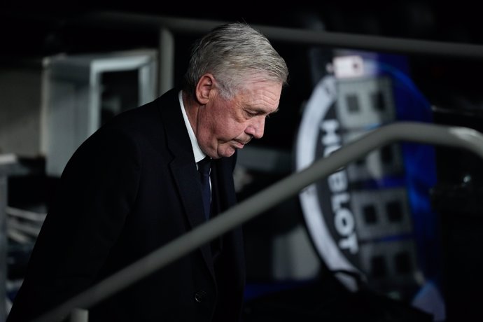 Archivo - Carlo Ancelotti, head coach of Real Madrid, looks down during the UEFA Champions League 2024/25 League Phase MD7 match between Real Madrid and RB Salzburg at Santiago Bernabeu stadium on January 22, 2025, in Madrid, Spain.