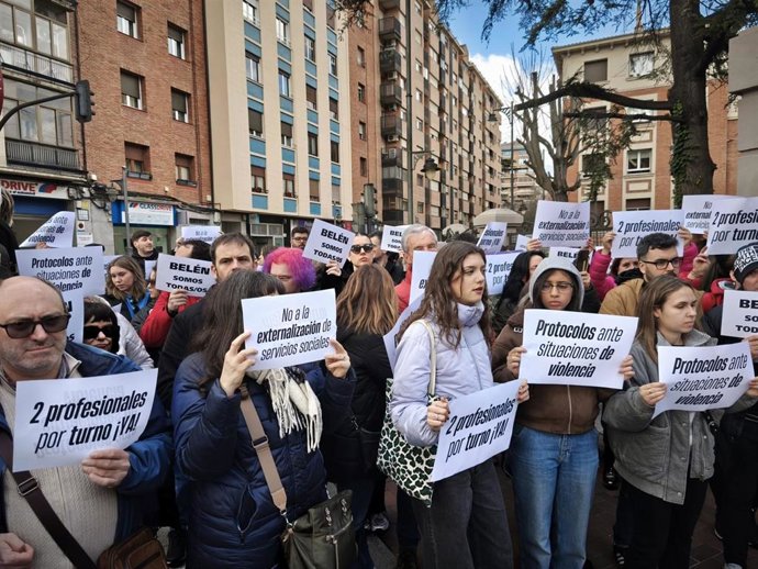 Archivo - Una multitudinaria concentración en Logroño ha lamentado el asesinato de la educadora social en Badajoz y ha exigido más medios y nuevos protocolos en el sector.
