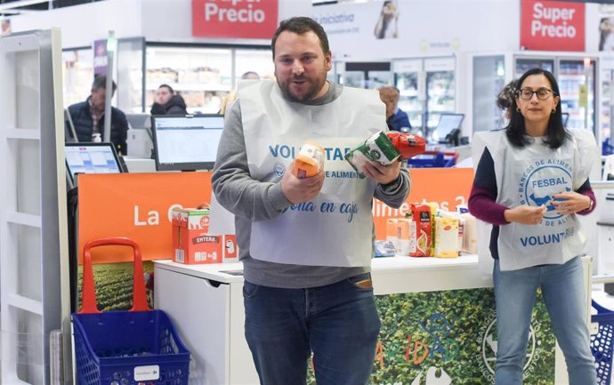 Archivo - Archivo.- Voluntarios colaboran en la recogida de comida y donativos de la Fundación Banco de Alimentos de Madrid