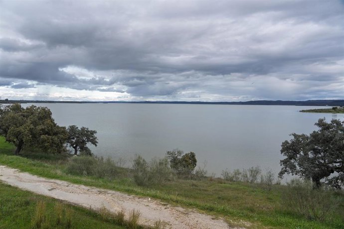 Archivo - Vista del embalse de Valdecañas, a 18 de marzo de 2025, en Cáceres, Extremadura (España). El embalse de Valdecañas ha incrementado su volumen en 60 hm con las precipitaciones de las últimas semanas.
