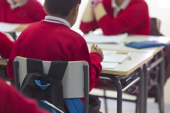 Archivo - Colegio, escuela, aula, primaria, clase, niño, niña, niños, estudiando, estudiar, escribir, escribiendo, deberes, profesor, profesora, profesores