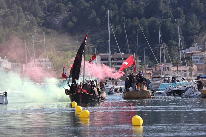 Los corsarios sarracenos se preparan para el abordaje en el Port de Sóller, durante la escenificación de una de las batallas del 11 de mayo de  1561 con motivo de Es Firó.