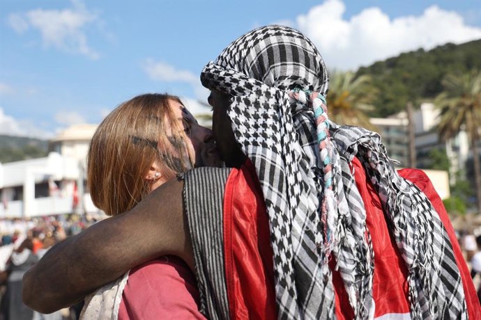 Un hombre y una mujer se besan durante la celebración de Es Firó este lunes en Sóller.