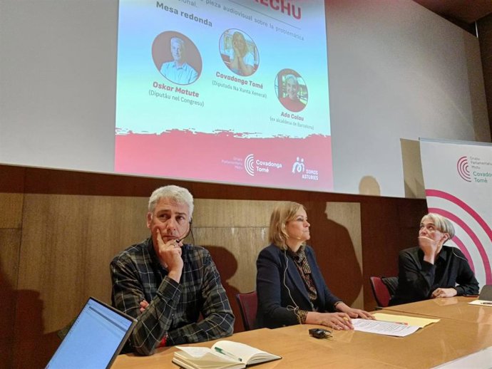 El diputado nacional de EH Bildu, Oskar Matute, participa en la mesa redonda 'La vivienda no es un negocio, es un derecho', junto a la diputada del Grupo Mixto en el Principado, Covadonga Tomé, y la ex alcaldesa de Barcelona, Ada Colau (Gijón).