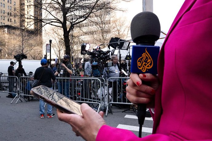 Archivo - 4 de abril de 2023, Nova York, Nova York, EUA: Um repórter da Al-Jazeera na tenda de mídia do lado de fora de um tribunal de Manhattan onde o ex-presidente Donald Trump é acusado de crimes