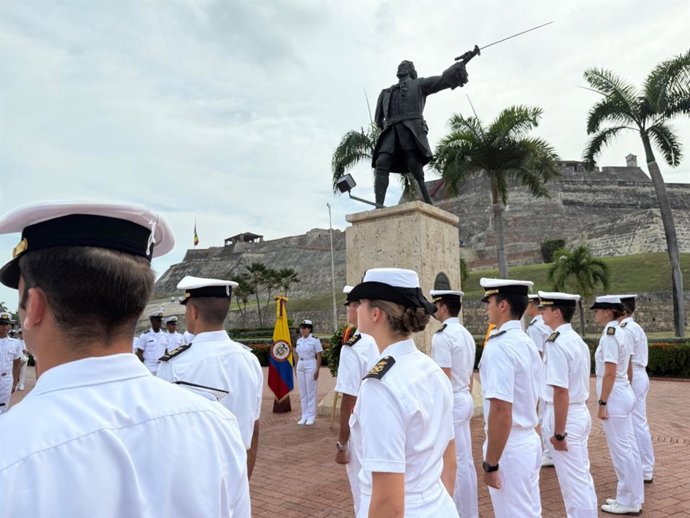 La Princesa de Asturias y otros guardiamarinas rinden homenaje a Blas de Lezo durante su escala en Cartagena de Indias (Colombia)