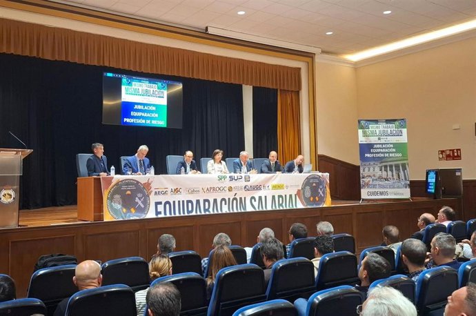 Los portavoces parlamentarios de Interior en las jornadas de la plataforma policial por la jubilación digna y la equiparación salarial