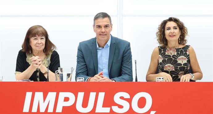 Archivo - La presidenta del PSOE, Cristina Narbona, el presidente del Gobierno, Pedro Sánchez y la vicepresidenta primera del Gobierno y ministra de Hacienda, María Jesús Montero,  en la sede del PSOE, a 2 de septiembre de 2024, en Madrid (España).
