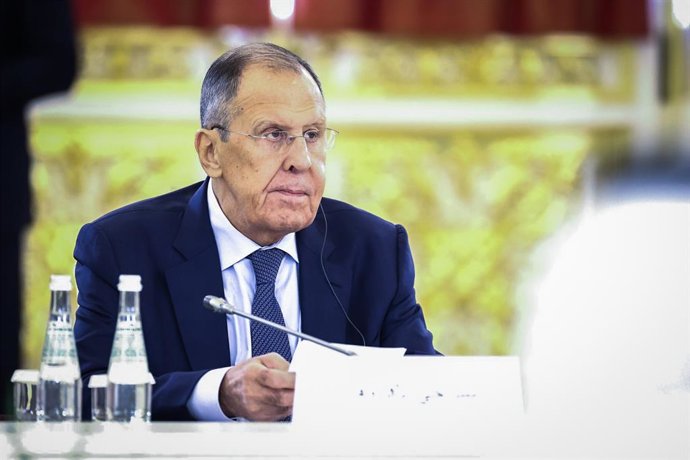 Archivo - HANDOUT - 21 de outubro de 2024, Rússia, Moscou: O ministro das Relações Exteriores da Rússia, Sergey Lavrov, participa de uma reunião entre o presidente da Rússia, Vladimir Putin, e o presidente dos Emirados Árabes Unidos, Sheikh Mohamed bin Za