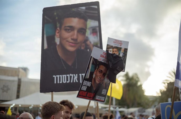 12 de maio de 2025, Israel, Tel Aviv: israelenses se reúnem na praça dos reféns para acompanhar a libertação do refém americano-israelense Edan Alexander do cativeiro do Hamas em Gaza. Foto: Ilia Yefimovich/dpa