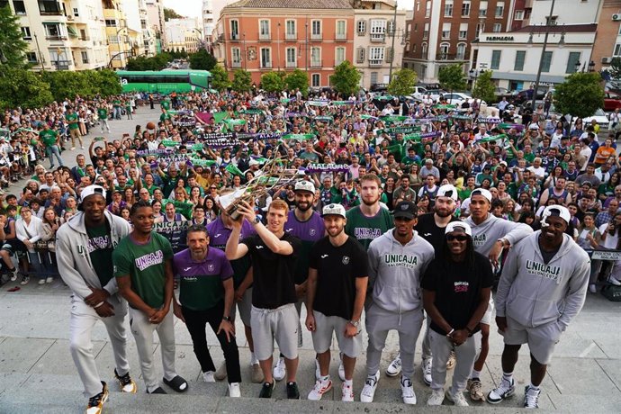 Tradicional ofrenda a la patrona de Málaga del Unicaja Baloncesto tras revalidar su título como campeón de la Basketball Champions League en Atenas.