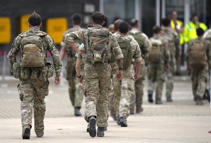 Archivo - 28 August 2021, United Kingdom, Brize Norton: Members of the British armed forces 16 Air Assault Brigade walk to the air terminal after disembarking a RAF Voyager aircraft at RAF Brize Norton, following their return from helping in operations to