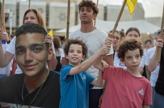 12 de maio de 2025, Israel, Tel Aviv: israelenses se reúnem na praça dos reféns para acompanhar a libertação do refém americano-israelense Edan Alexander do cativeiro do Hamas em Gaza. Foto: Ilia Yefimovich/dpa