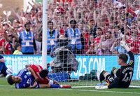 El delantero del Nottingham Forest Taiwo Awoniyi, operado de urgencia tras chocar con el poste