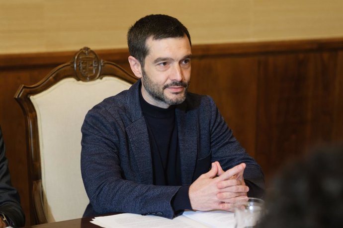 La alcaldesa de Santiago de Compostela, Goretti Sanmartín, se reúne con el ministro de Derechos Sociales, Consumo y Agenda 2030, Pablo Bustinduy, en el Ayuntamiento de Santiago de Compostela, a 25 de abril de 2025, en Santiago de Compostela, A Coruña, Gal
