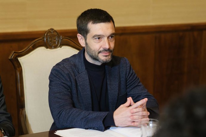 A Prefeita de Santiago de Compostela, Goretti Sanmartín, reúne-se com o Ministro dos Direitos Sociais, Assuntos do Consumidor e Agenda 2030, Pablo Bustinduy, na Prefeitura de Santiago de Compostela, em 25 de abril de 2025, em Santiago de Compostela, Corun