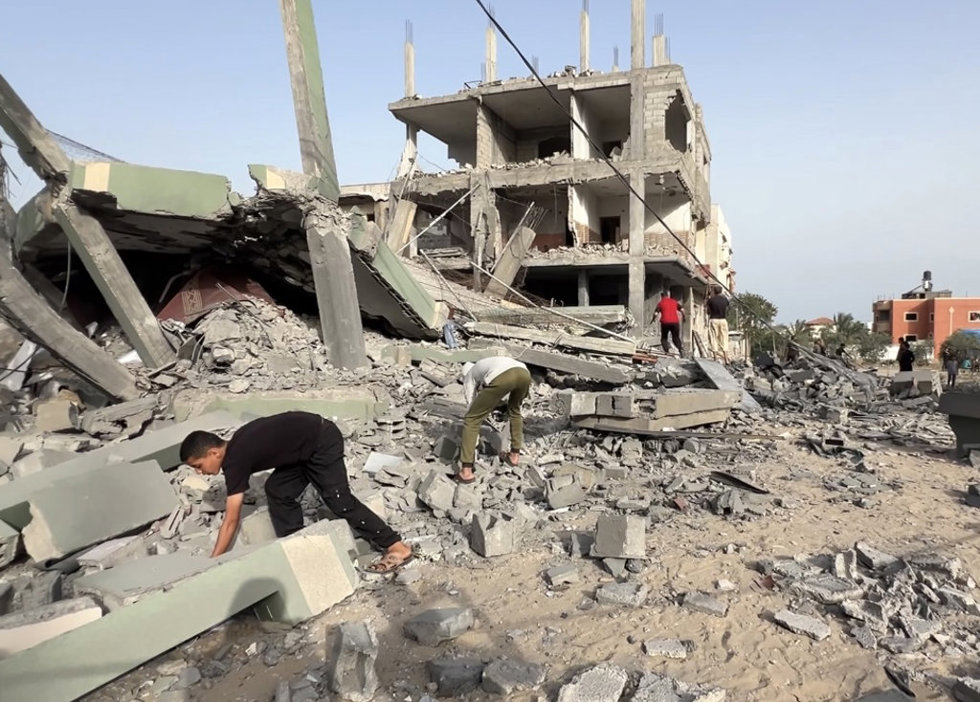 Vista de un edificio destruido por ataques de Israel en Nuseirat, Franja de Gaza