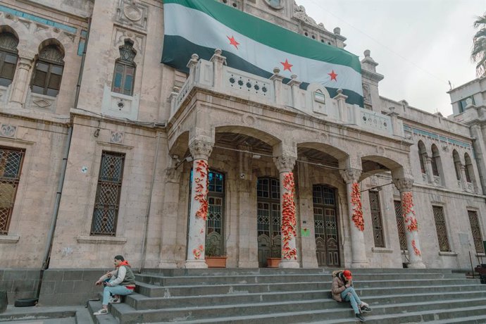 Archivo - March 4, 2025, Damascus, Syria: A Syrian flag is seen hanging at the train station. Muslims in Syria are celebrating their first Ramadan since the fall of Bashar al-Assad's regime in December 2024.