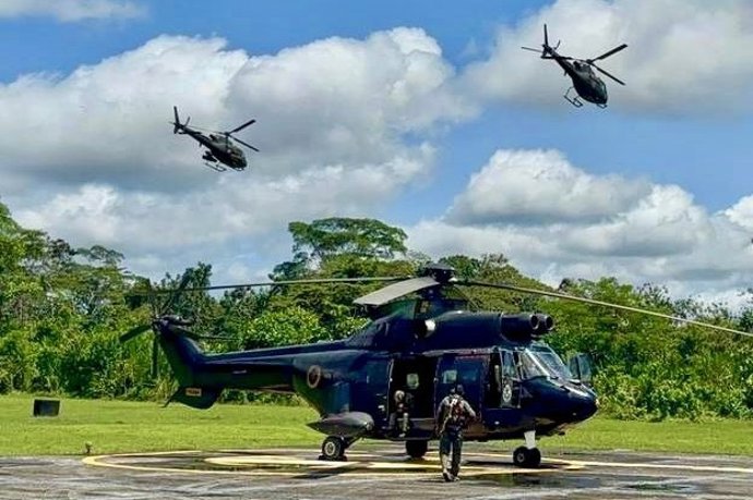 Soldados equatorianos lançando uma operação militar com helicópteros nas regiões amazônicas do país.