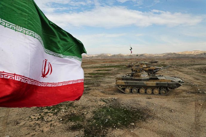 Archivo - Arquivo - 2 de fevereiro de 2025, Desconhecido, Irã: Tanques militares são vistos enquanto a bandeira iraniana tremula durante o exercício do Exército da República Islâmica do Irã (AJA) no oeste do Irã. O Exército Iraniano, ou Artesh, é o exérci
