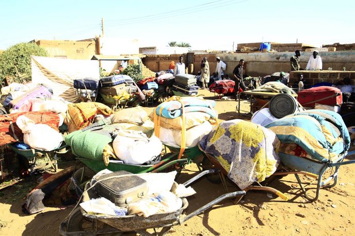 Archivo - BAHRI, 16 de dezembro de 2024 -- Pessoas deslocadas da área de Al-Samrab são fotografadas dentro de uma escola no bairro de Al-Ahamda, na cidade de Bahri, ao norte da capital sudanesa Cartum, em 15 de dezembro de 2024. Os combates entre as Força