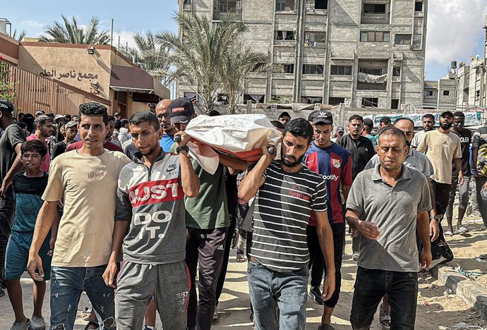 Archivo - Arquivo - 14 de agosto de 2024, Khan Younis, Faixa de Gaza, Território Palestino: Famílias de mártires palestinos em ataques israelenses choram ao receber os corpos dos mortos do necrotério do Hospital Nasser para o enterro em Khan Younis, no su