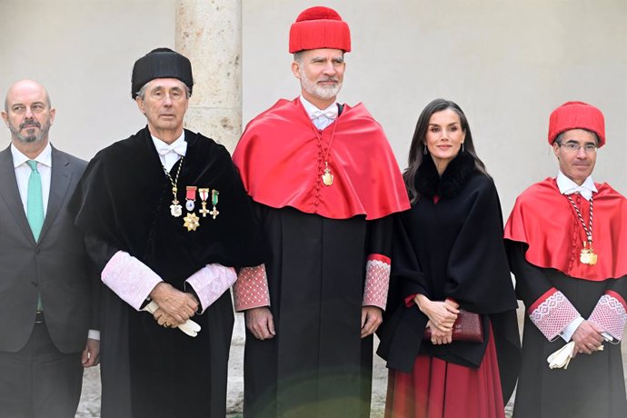 Archivo - (I-D) El presidente del Senado, Pedro Rollán, el rector del centro, José Vicente Saz Pérez, Rey Felipe y la Reina Letizia a la salida del acto de investidura como Doctor Honoris Causa por la Universidad de Alcalá, a 27 de febrero de 2024, en Mad