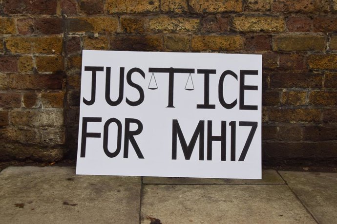 Archivo - 22 de fevereiro de 2025, Londres, Inglaterra, Reino Unido: Um cartaz pede justiça para o MH17, o voo 17 da Malaysia Airlines supostamente abatido por um míssil russo, enquanto manifestantes se reúnem do lado de fora da embaixada russa em solidar