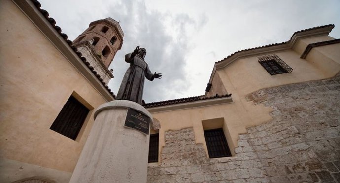 Archivo - Estatua de San Pedro Regalado en la plaza de El Salvador de Valladolid.