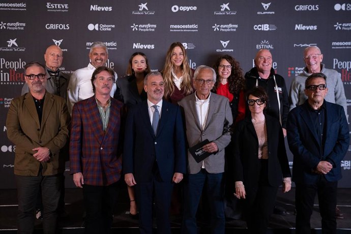 Archivo - Foto de familia durante la presentación de la gala solidaria ‘People in Red’, en el Ayuntamiento de Barcelona, a 23 de enero de 2025, en Barcelona, Catalunya (España). 